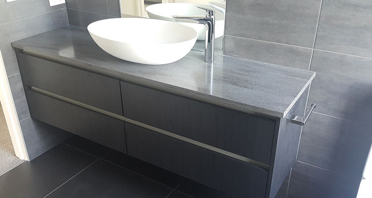 tampo de banheiro em granito com pia