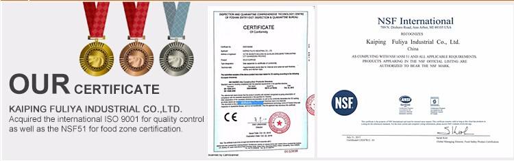 pequena mesa de 4 p&eacute;s com m&aacute;rmore artificial em cima